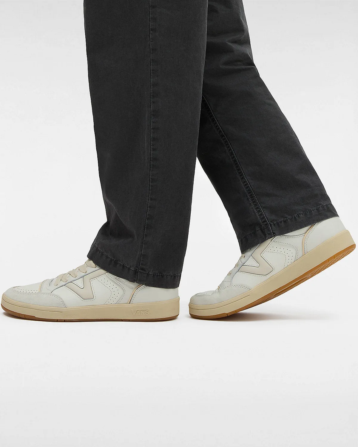 VANS Unisex Lowland Comfycush JMP R Trainers - White