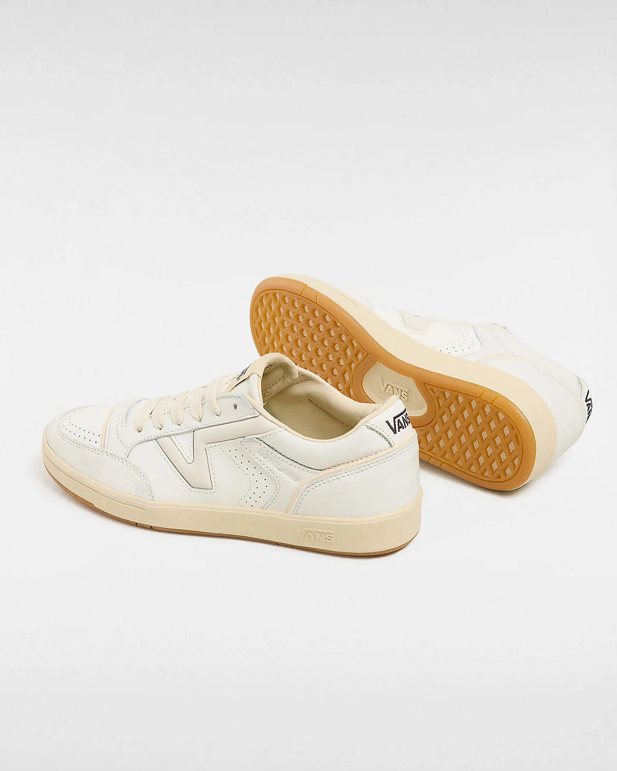 VANS Unisex Lowland Comfycush JMP R Trainers - White